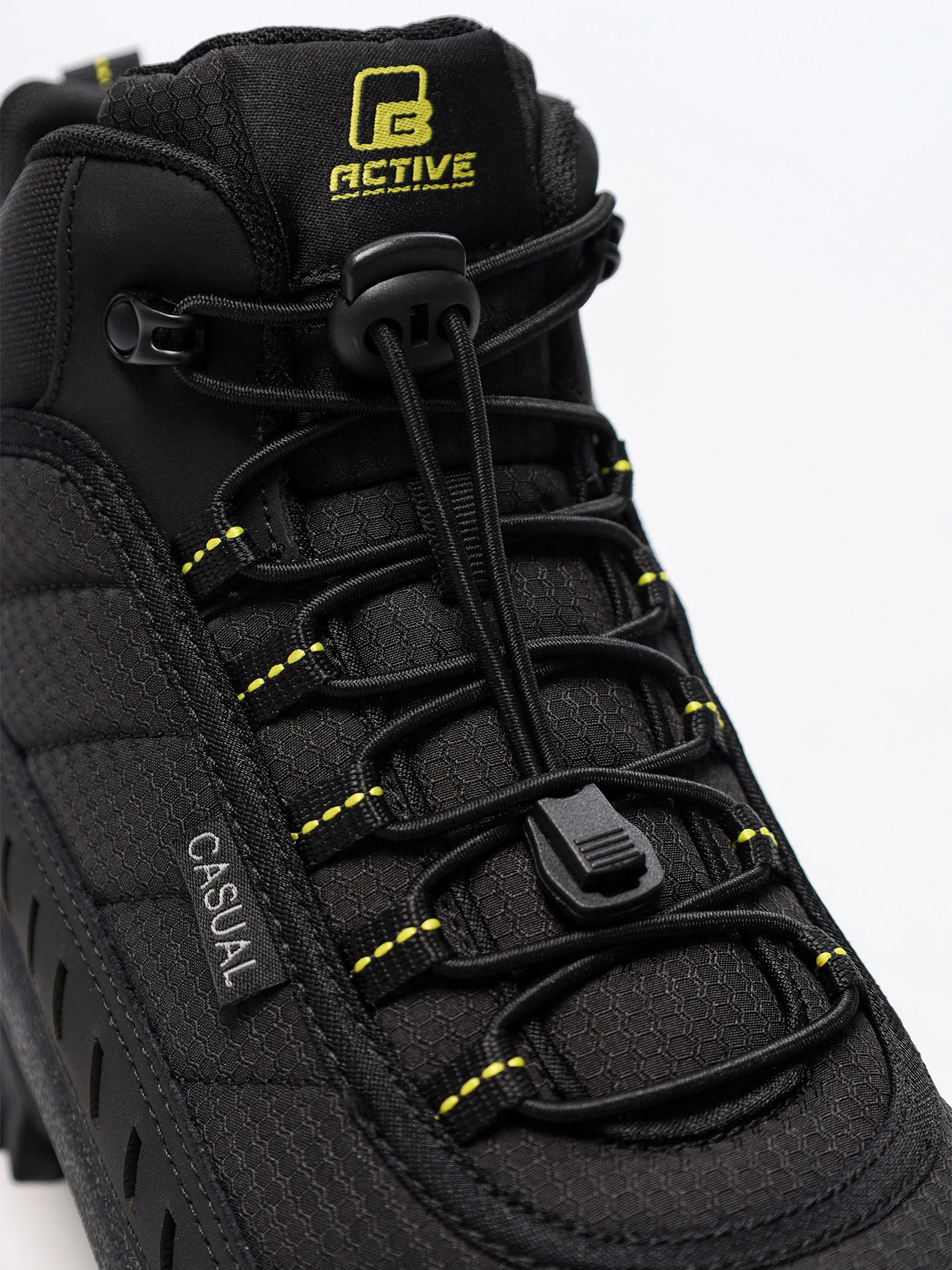 Кроссовки черного цвета текстильные на рельефной подошве